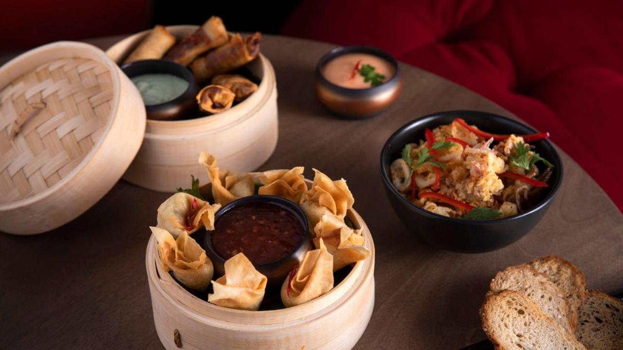 Hotel Indigo Dubai Downtown By Ihg Exteriör bild A selection of starters at the restaurant
